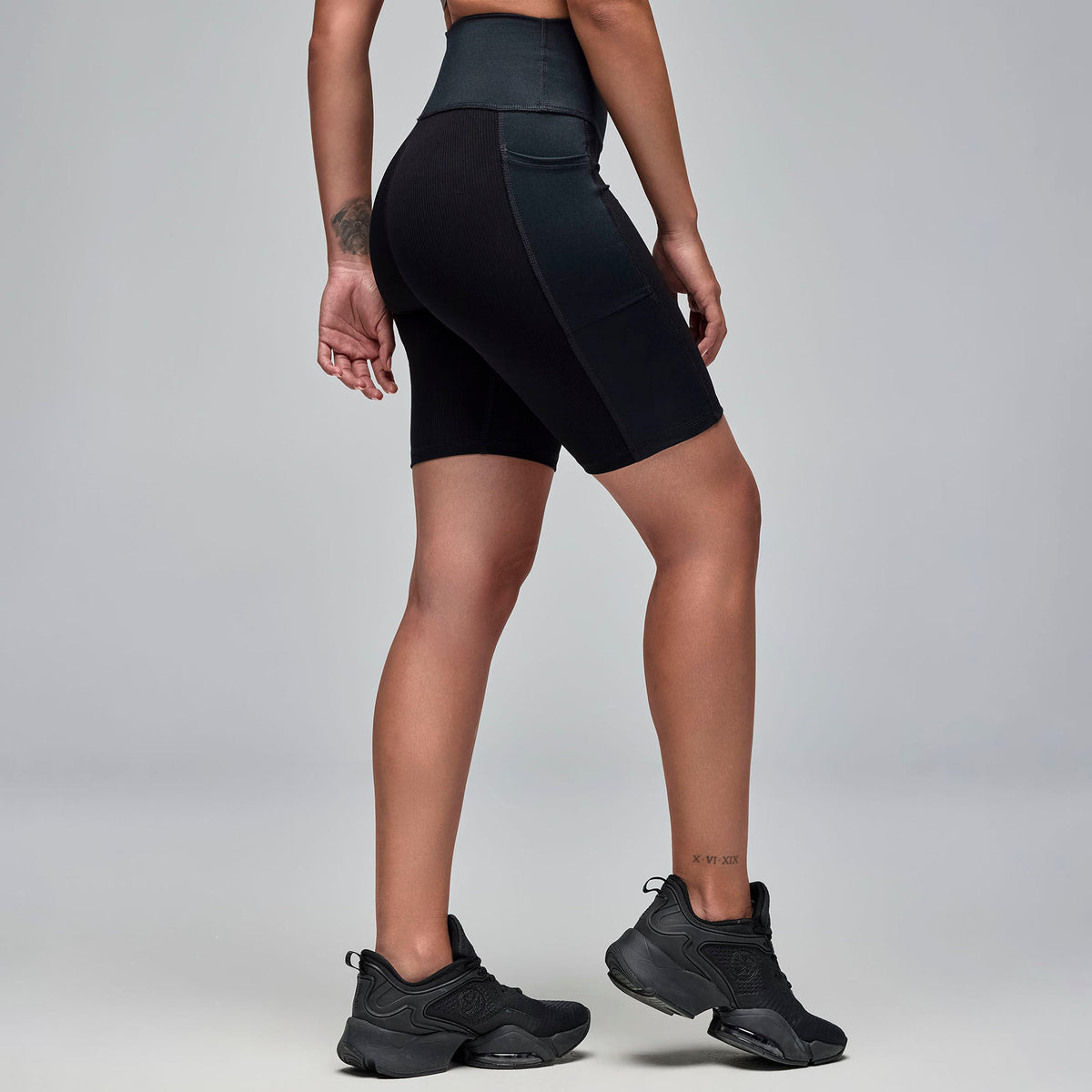 STRONG iD High Waisted Biker Shorts With Pockets - Black S1B000087