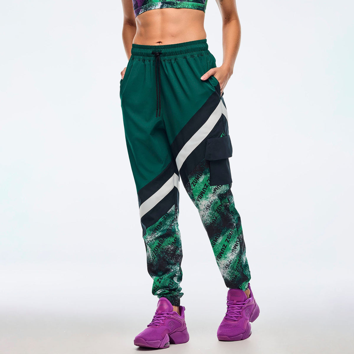 Apres Zumba Men's Woven Cargo Pants - Black/Green Z2B000090